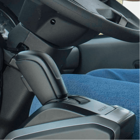 ကားစတီယာရင်နှင့်ဂီယာလီဗာအနီး၊ တောက်ပြောင်သောအမည်းချည်<|im_end|>