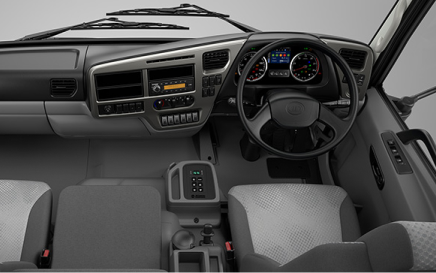 Manibela ng trak, dashboard, at dalawang upuan sa harap, kulay abong interior.