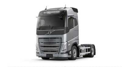 銀色の大型トラックの運転席部分が正面から写っている