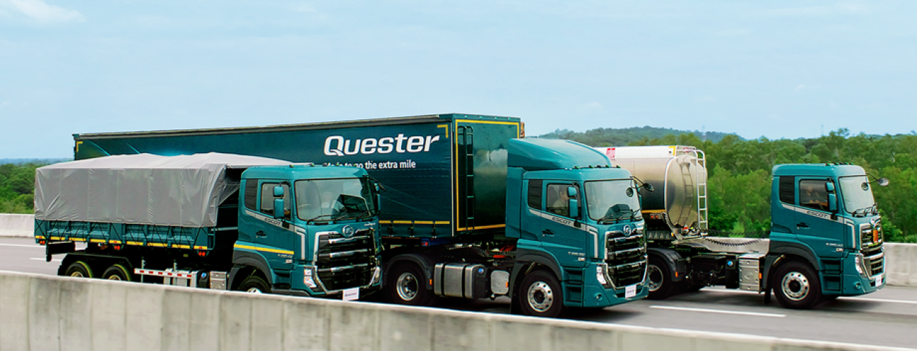 รถบรรทุกสามคันจอดเรียงกันบนถนนเหนือสะพาน