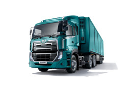 Lori kubwa ya rangi ya bluu ikiwa imeegeshwa kwenye mandhari nyeupe.